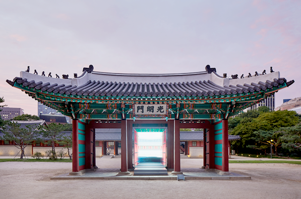 스페이스 파퓰러, <밝은 빛들의 문>(2019) 스페이스 파퓰러, <밝은 빛들의 문>(2019)