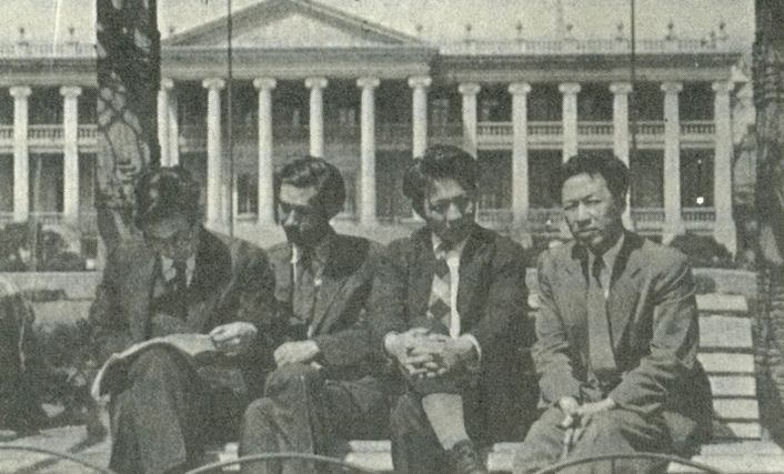 1959년 당시 국립박물관이 있던 덕수궁에서 기념사진을 남긴 이경성, 장욱진, 정규, 최순우(왼쪽부터)