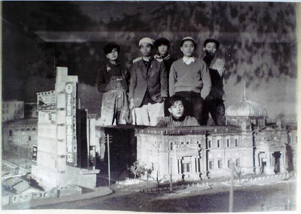 1954년 무사시노대학 연구생으로 재학했을 당시 참여한 영화세트 제작그룹 ‘석고옥(石膏屋)’ 동료들과 함께한 권진규