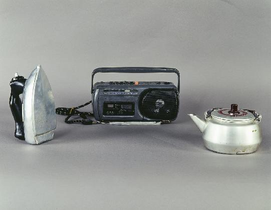 김범, <라디오 모양의 다리미, 다리미 모양의 주전자, 주전자 모양의 라디오>, 2002