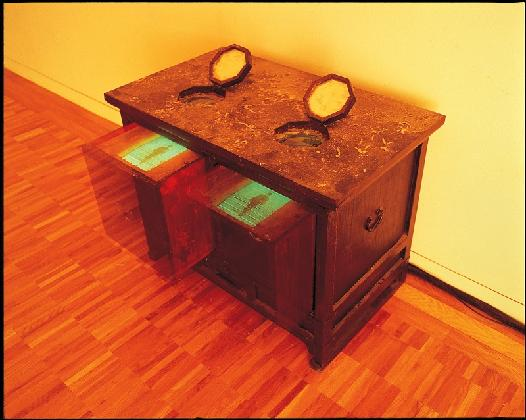 육태진, <유령상자>, 1995, 모니터 2대, VCR, 고가구, 68x85x56cm, 대전시립미술관 소장