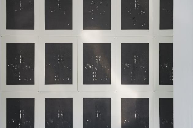 강동주, <커튼>, 2018, 각 79x54.5x(61)cm, 목판인쇄, 유성잉크, 사포, 작가소장 