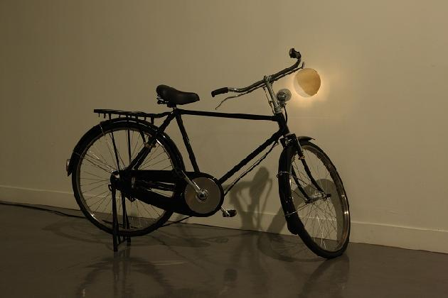 정서영, <자전거의 빛>, 2007, 자전거, 전등, 104×183×58cm, 국립현대미술관 소장.