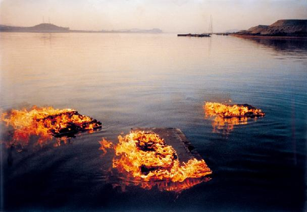 <무제(하천에 떠내려가는 불타는 화판)>, 1988년경, 사진에 채색, 81.5x116cm, 국립현대미술관 소장