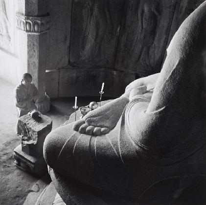 김희중, <부처님 발바닥>, 1956(2006), 인화지에 젤라틴 실버 프린트, 20.9×20.9cm, 국립현대미술관 소장