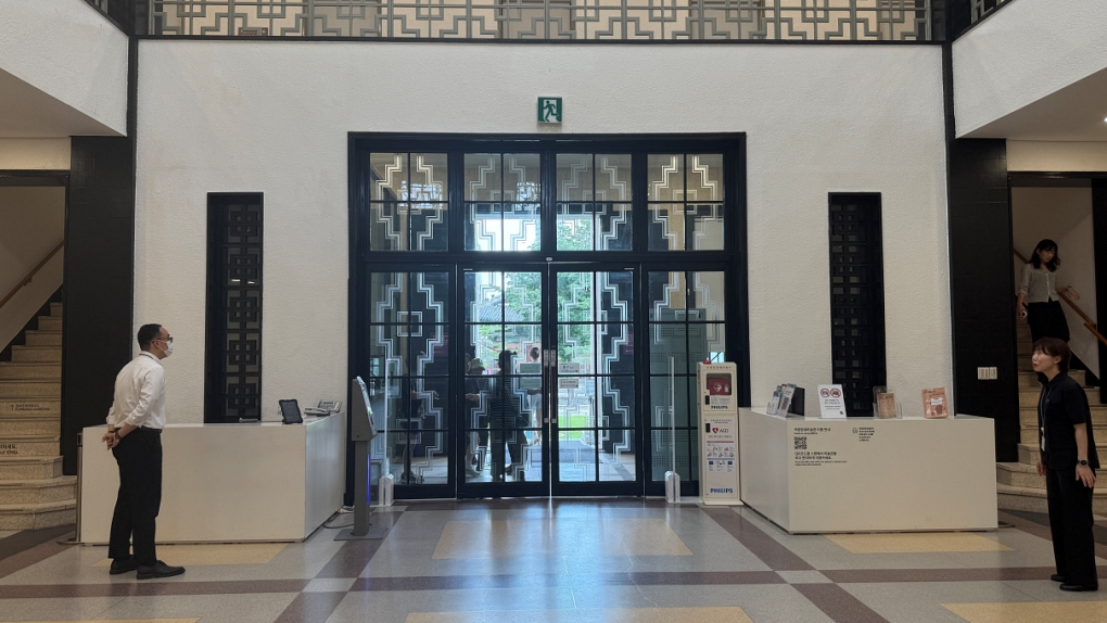 Stairs on Both Sides of the Entrance of Deoksugung Hall