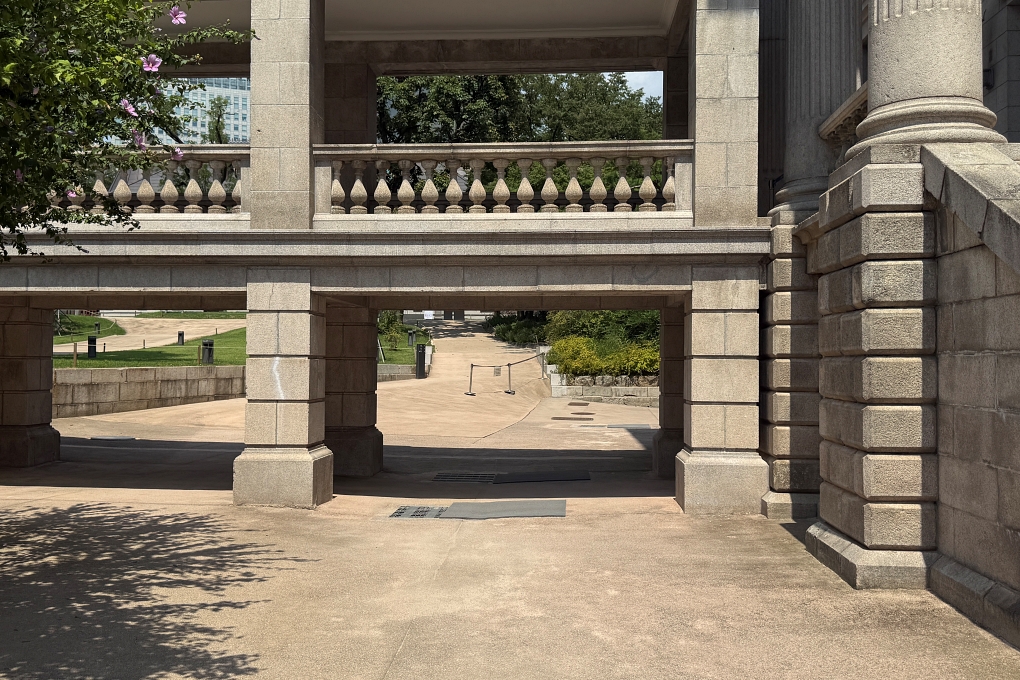 Direction to Seokjojeon Elevator