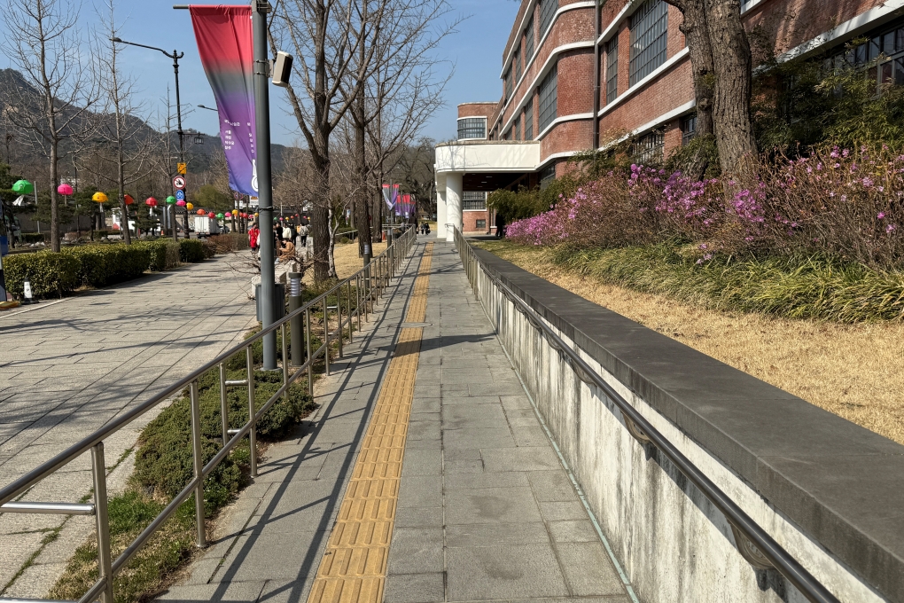 서울관 출입구 오른쪽 경사로