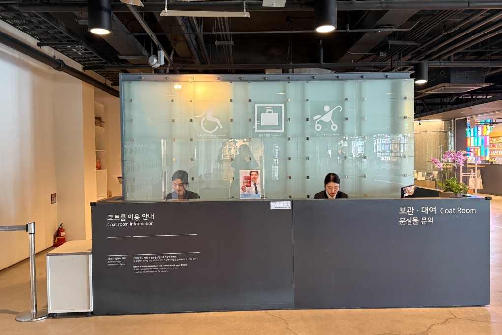 유아차 대여창구인 코트룸 데스크