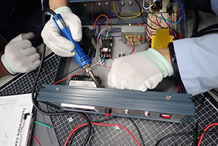뉴미디어 보존처리 과정 중 온도조절 전원장치 제작 단계에 대한 이미지