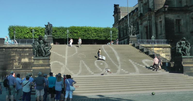 Watermelon weight 퍼포먼스 전경, Dresden Kunsthaus public art project