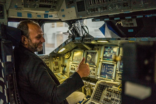 안톤 비도클 언론용 공식 작가 사진 Anton Vidokle at NASA Space Center, Houston, 2018. Photo Toby Kamps.jpg