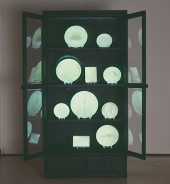 김두진, <잔인한 장식장>(1998) 김두진, <잔인한 장식장>(1998)