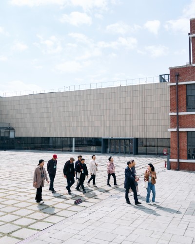 여러 어르신이 미술관 마당 산책을 하는 사진