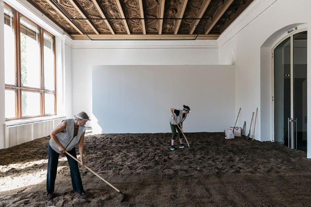 아사드 라자.png 2명의 사람이 흙을 괭이로 가는 사진