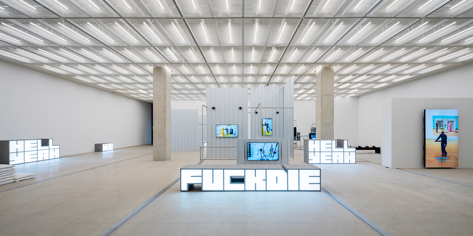 《히토 슈타이얼—데이터의 바다》 전시실 전경