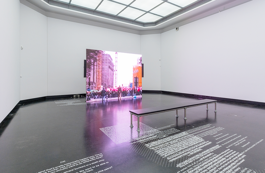 히토 슈타이얼, <비어 있는 중심>(1998)
16 mm 필름(비디오로 재생), 컬러, 사운드, 62분. 작가 소장.
아카데미 데어 쿤스테 베를린 전시 전경, 베를린, 2019. 작가 제공.