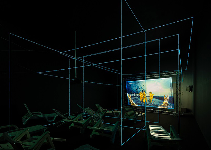  《히토 슈타이얼—데이터의 바다》 전시실 전경