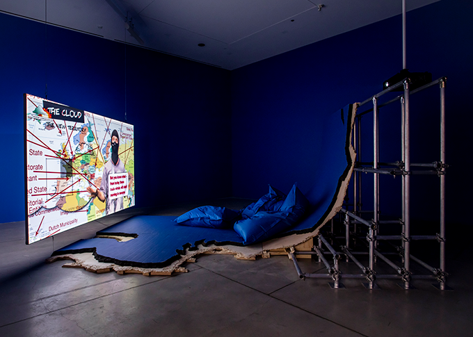  《히토 슈타이얼—데이터의 바다》 전시실 전경