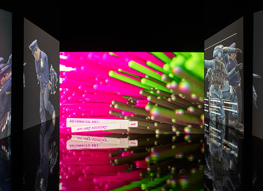 히토 슈타이얼, <소셜심>(2020)
단채널 HD 비디오, 컬러, 사운드, 18분 19초, 라이브 컴퓨터 시뮬레이션 댄싱 마니아, 가변 시간.
≪Hito Steyerl. I Will Survive≫ 전시 전경, K21, 뒤셀도르프, 2020. 작가, 앤드류 크랩스 갤러리, 뉴욕 및 에스더 쉬퍼, 베를린 제공. 
© Achim Kukulies, Düsseldorf