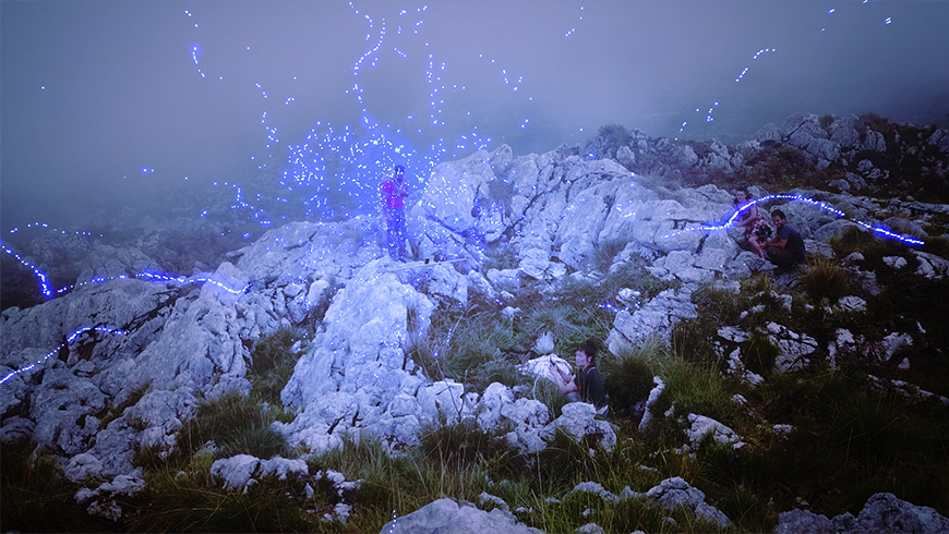 히토 슈타이얼, <야성적 충동>(2022)
단채널 HD 비디오, 컬러, 사운드, 24분, 라이브 컴퓨터 시뮬레이션, 가변 시간, 국립현대미술관 제작 지원. 
이미지 CC 4.0 히토 슈타이얼. 작가, 앤드류 크랩스 갤러리, 뉴욕 및 에스더 쉬퍼, 베를린 제공.