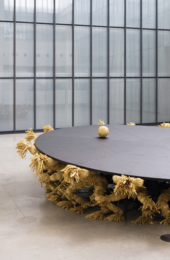 최우람, ‹원탁›(2022)
알루미늄, 인조 밀짚, 기계 장치, 동작 인식 카메라, 
전자 장치, 110x450x450cm.
