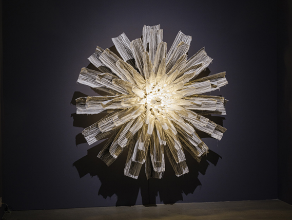 최우람, ‹하나›(2020)
금속 재료, 타이벡에 아크릴릭, 모터, 전자 장치 (커스텀 CPU 보드, LED), 250x250x180cm.