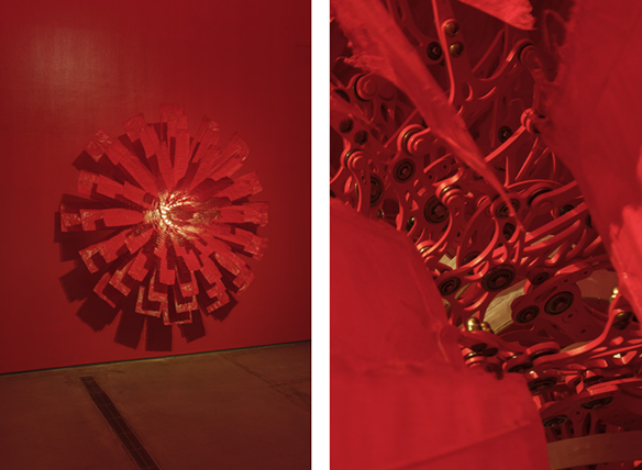 최우람, ‹빨강›(2021)
금속 재료, 타이벡에 아크릴릭, 모터, 전자 장치 (커스텀 CPU 보드, LED), 223x220x110cm.