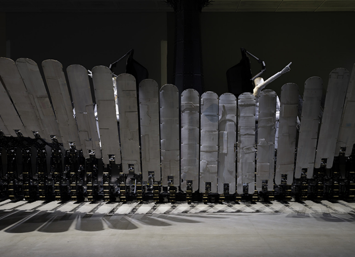 최우람, ‹작은 방주›(2022)
폐 종이 박스, 금속 재료, 기계 장치, 전자 장치 (CPU 보드, 모터), 210 x 230 x 1272 cm. 최우람, ‹작은 방주›(2022)
폐 종이 박스, 금속 재료, 기계 장치, 전자 장치 (CPU 보드, 모터), 210 x 230 x 1272 cm.