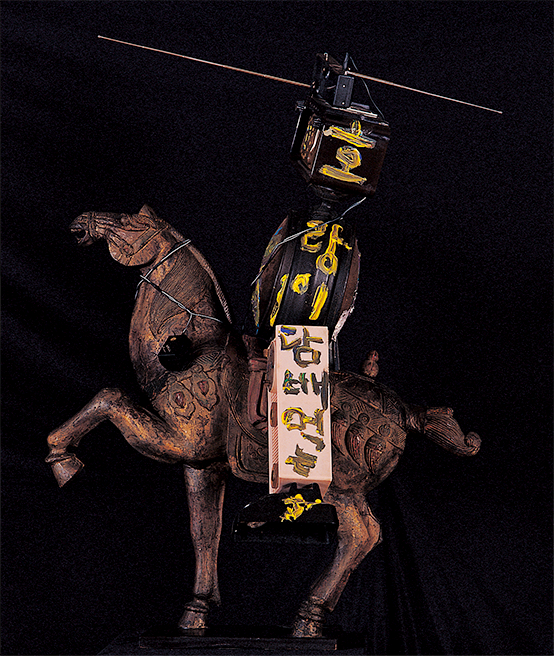 백남준, ‹김유신›(1992)
나무, TV, 유채, 149x114x90cm. 부산시립미술관 소장. 백남준, ‹김유신›(1992)
나무, TV, 유채, 149x114x90cm. 부산시립미술관 소장.