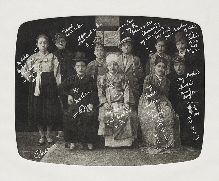 백남준, ‹비밀이 해제된 가족사진›(1984)
종이에 에칭, 29.7×37.5cm, 국립현대미술관 소장. 백남준, ‹비밀이 해제된 가족사진›(1984)
종이에 에칭, 29.7×37.5cm, 국립현대미술관 소장.