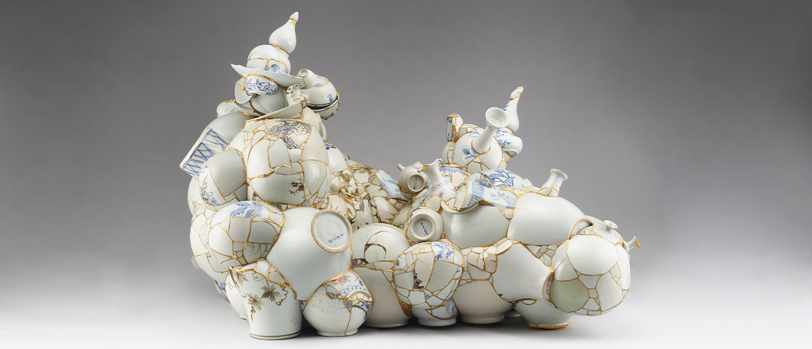 이수경, ‹번역된 도자기›(2007) 캔버스에 수채, 112x145.5x(15), 국립현대미술관 소장.