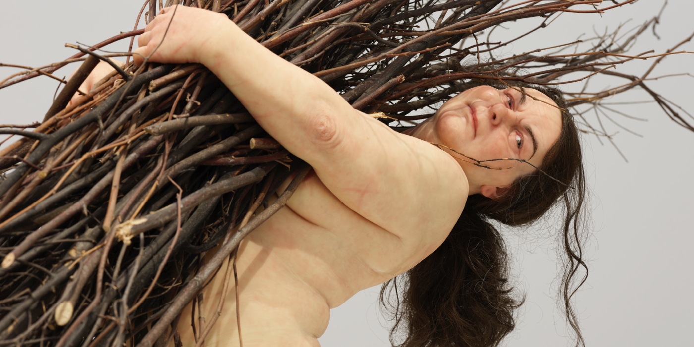 ‹나뭇가지를 든 여인›(2009) 혼합 재료, 170×183×120cm, 까르띠에 현대미술재단 컬렉션