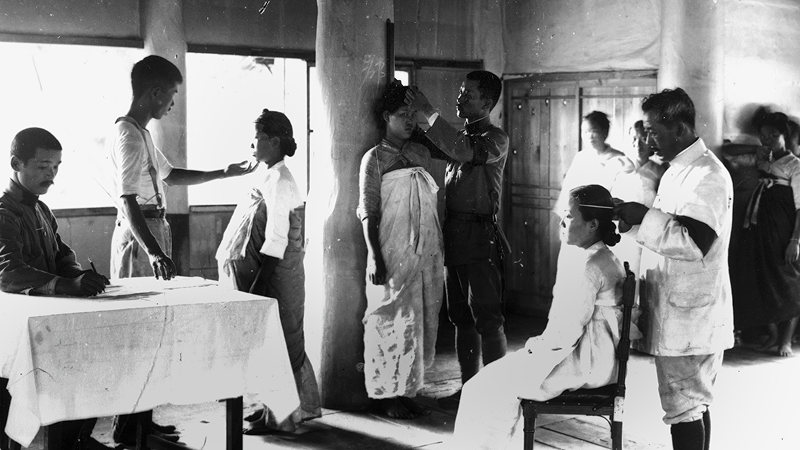 권동현×권세정, ‹러브 데스 도그&에필로그›(2023-2025) 2채널 영상, 흑백컬러, 6채널 사운드, 트랜스듀서, 24분 30초