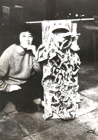 파리 체재 시절 석고와 박으로 만든 작품과 함께 (1964) 사진: 작가 제공