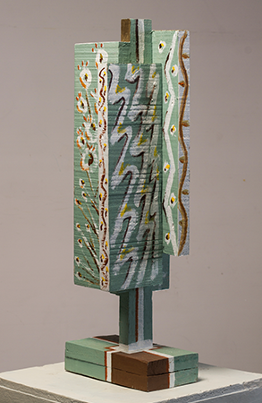 김윤신, ‹합이합일 분이분일 2020-8› (2020) 폐목에 아크릴, 64x23x20cm, 개인소장