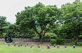 임정주, ‹논엘로퀀트› (2026) 유리섬유, 30×30×40cm(x4), 가변 설치 국립현대미술관 제작 지원