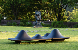 하지훈, ‹자리› (2026) ABS, 100x200x72cm(x7), 가변 설치 국립현대미술관 제작 지원