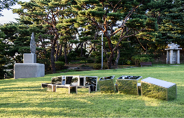 황형신, ‹재구성된 풍경› (2026) 스테인레스 스틸 126x57x72cm(x2), 90x57x72cm(x2)  66x57x72cm(x2), 57x54x36cm(x2)  117x54x36cm(x2), 90x54x36cm(x2) 가변 설치, 국립현대미술관 제작 지원