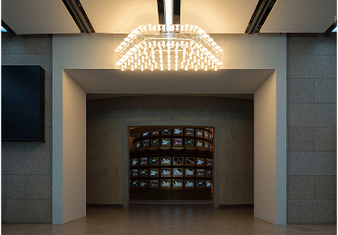 필립 파레노, ‹마퀴› (2019) 투명 플래시 글라스, LED 조명, 네온, DMX 컨트롤러 37x204x75cm