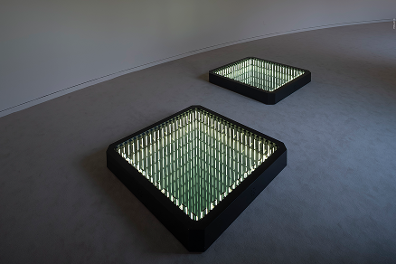 제임스 터렐, ‹상상들, 넓은 직사각형의 곡면 유리 (Imaginings, Wide Rectangular Curved Glass)› (2021) LED 조명과 스크림을 활용한 공간 설치, 182.9×304.8㎝, 2h30m 국립현대미술관 발전 후원위원회(MDC) 기증, 국립현대미술관 소장