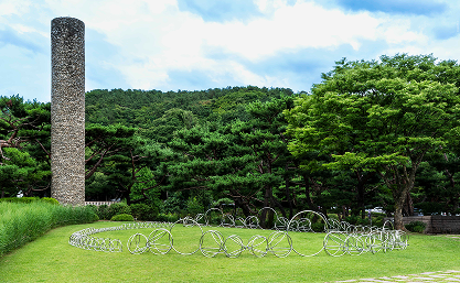 방효빈, ‹고리의 궤도› (2026) 스테인레스 스틸, 1200x700x150cm, 가변 설치 국립현대미술관 제작 지원