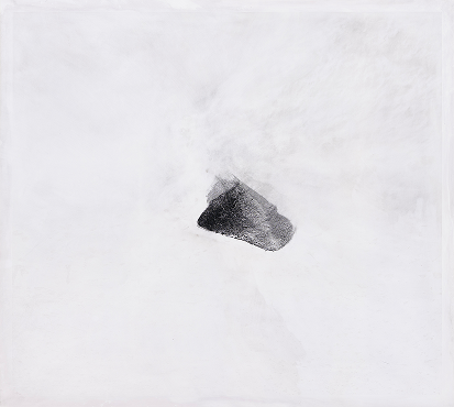 이해민선, ‹잔설› (2026) 눈 사진 위에 화학약품, 97x108 cm, 작가 제공, 사진: 고정균