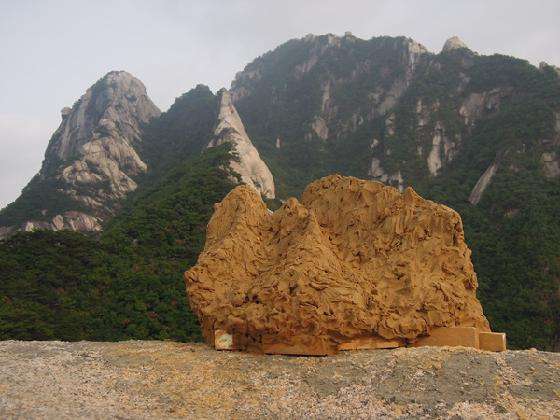 서해영, <산에서 조각하기1-삼각산 조각하기(숨은 벽 능선에서)>, 2014