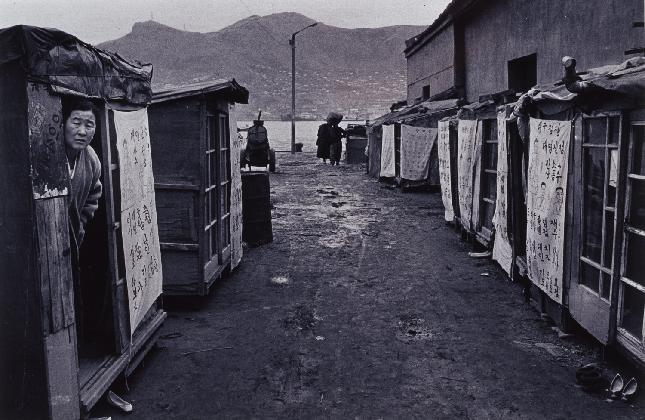 ジュ・ミョントク、ドキュメント-釜山影島橋の下、1971/1998、白黒写真