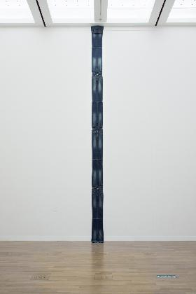 토미 모토히로, <8 Jeans (on wall and floor)>, 2015