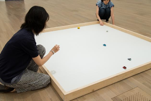冨井大裕、 <8 Jeans (on wall and floor)>、 2015
