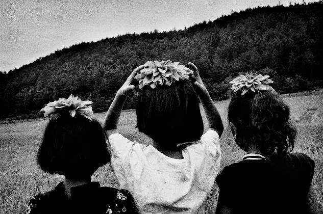충돌과 반동: 꽃을 머리에 얹은 소녀들, 합천