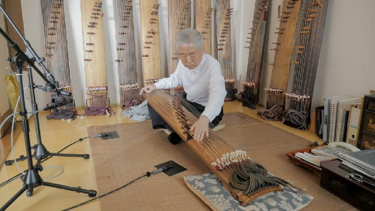 협업 음악가 황병기의 사운드 퍼포먼스 장면