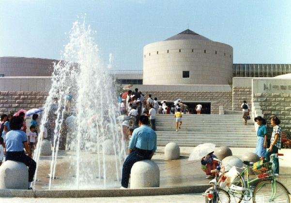 1986. 개관 직후 관람객